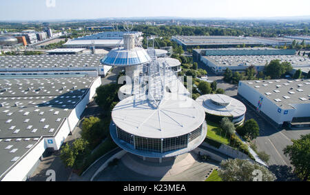 Hannover, Deutschland. 28 Aug, 2017. Blick auf das Convention Center auf dem Messegelände in Hannover, Deutschland, 28. August 2017. (Foto mit einer Drohne getroffen). Wie die Rekonstruktion der Landtag in Niedersachsen wird nicht rechtzeitig vor der Landtagswahl durchgeführt werden, einen neuen Standort für die Wahl Studios der öffentlich-rechtlichen Sender ARD und ZDF erforderlich ist. Der Hannover Messe (Messe Hannover) ist ein möglicher Standort. Foto: Julian Stratenschulte/dpa/Alamy leben Nachrichten Stockfoto