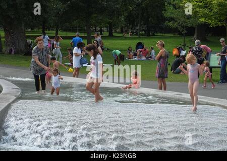 London, Großbritannien. 29 Aug, 2017. Besucher der London Hyde Park spielen in der Diana Gedenkbrunnen. : Credit: Claire Doherty Alamy/Live-Nachrichten Stockfoto