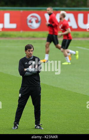 Cardiff, Großbritannien. 29 Aug, 2017. Chris Coleman, der Wales Manager während der Wales Football Team Training an der Vale Resort Hensol, in der Nähe von Cardiff, South Wales am Dienstag, den 29. August 2017. Das Team bereitet sich auf das WM-Qualifikationsspiel in Österreich dieses Wochenende. pic von der Credit: Andrew Obstgarten/Alamy leben Nachrichten Stockfoto