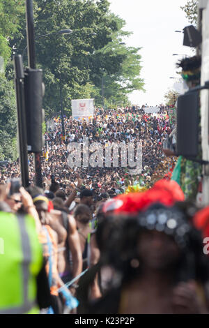 London, Großbritannien. 28 Aug, 2017. Tausende von Massen bei Notting Hill Carnival Credit: Sara Lacuesta/Alamy leben Nachrichten Stockfoto