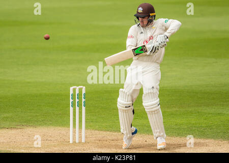 London, Großbritannien. 29 Aug, 2017. Jason Roy führt zum dritten Mann für vier schlagen für Surrey gegen Middlesex am Oval an Tag zwei des Specsaver County Championship Match am Oval. Quelle: David Rowe/Alamy leben Nachrichten Stockfoto