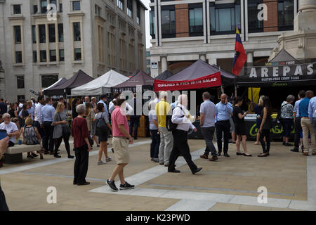 London, Großbritannien. 29 Aug, 2017. Menschen im Freien speisen im Paternoster Square London, der am letzten Tag des heißen Wetters vor Starkregen, die für morgen Kredit Prognose ist: Keith Larby/Alamy leben Nachrichten Stockfoto