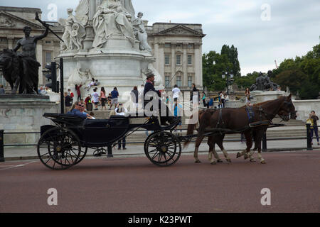 London, Großbritannien. 29 Aug, 2017. Ein Pferd und Wagen hält vor dem Buckingham Palace Credit: Keith Larby/Alamy leben Nachrichten Stockfoto