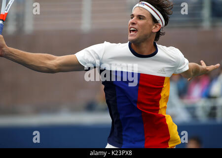 New York, Vereinigte Staaten. 29 Aug, 2017. US Open Tennis: New York, 29. August 2017 - Dominic Thiem von Österreich in Aktion gegen Alex de Minaur von Australien in der ersten Runde bei den US Open in Flushing Meadows, New York. Quelle: Adam Stoltman/Alamy leben Nachrichten Stockfoto