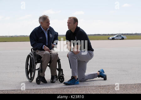 Corpus Christi, Texas, USA. August 2017. Texas Gov. Greg Abbott, l, trifft sich mit FEMA-Administrator Brock Long auf dem Asphalt, während US-Präsident Donald Trump mit Melania Trump in Corpus Christi eintrifft, um mit Texas-Beamten zu einem Briefing über die Säuberung des Hurrikans Harvey entlang der schwer beschädigten texanischen Küste zu treffen. Kredit: Bob Daemmrich/Alamy Live Nachrichten Stockfoto