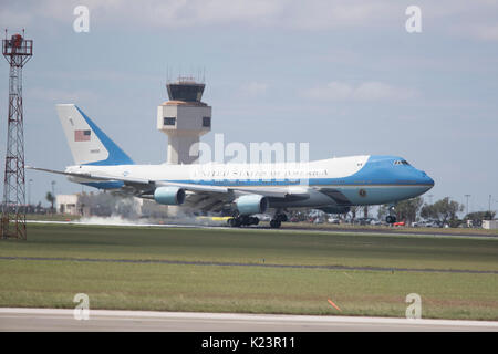 Corpus Christi, Texas, USA. August 2017. Air Force One, mit US-Präsident Donald Trump und First Lady Melania Trump an Bord, kommt in Corpus Christi an, wo der Präsident mit Texas-Beamten zu einem Update über die Säuberung des Hurrikans Harvey entlang der stark beschädigten texanischen Küste traf. Kredit: Bob Daemmrich/Alamy Live Nachrichten Stockfoto