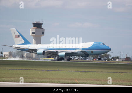 Corpus Christi, Texas, USA. August 2017. Air Force One, mit US-Präsident Donald Trump und First Lady Melania Trump an Bord, kommt in Corpus Christi an, wo der Präsident mit Texas-Beamten zu einem Update über die Säuberung des Hurrikans Harvey entlang der stark beschädigten texanischen Küste traf. Kredit: Bob Daemmrich/Alamy Live Nachrichten Stockfoto