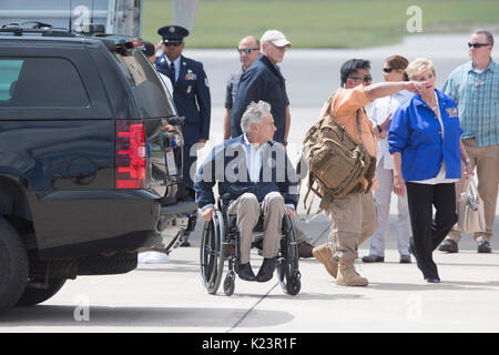 Corpus Christi, Texas, USA. August 2017. Texas Gov. Greg Abbott verlässt die Asphalt, nachdem er US-Präsident Donald Trump und zuerst Ladyh Melania Trump begrüßt hat, die in Corpus Christi für eine Unterweisung mit texanischen Beamten über die Säuberung des Hurrikans Harvey entlang der schwer beschädigten texanischen Küste angekommen sind. Kredit: Bob Daemmrich/Alamy Live Nachrichten Stockfoto