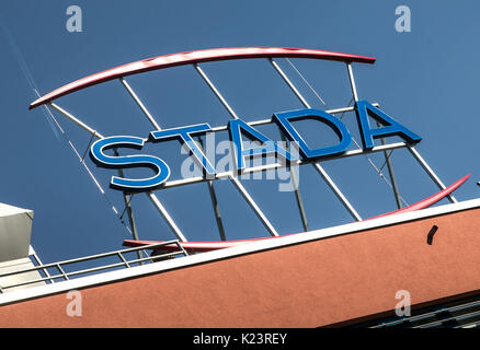 Bad Vilbel, Deutschland. 29 Aug, 2017. Eine Platte mit den Stada Logo ist oben auf dem Dach der Hauptverwaltung von drugmaker Stada in Bad Vilbel, Deutschland, 29. August 2017 sichtbar. Die Zukunft des Unternehmens nach der Übernahme durch Bain und Cinven werden in Frankfurt am Main am 30. August 2017 diskutiert werden. Foto: Frank Rumpenhorst/dpa/Alamy leben Nachrichten Stockfoto