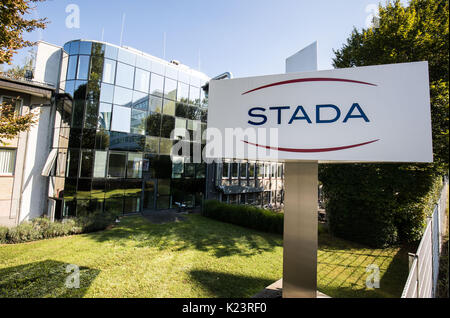 Bad Vilbel, Deutschland. 29 Aug, 2017. Eine Platte mit den Stada Firmenlogo steht vor dem Hauptquartier der drugmaker Stada in Bad Vilbel, Deutschland, 29. August 2017. Die Zukunft des Unternehmens nach der Übernahme durch Bain und Cinven werden in Frankfurt am Main am 30. August 2017 diskutiert werden. Foto: Frank Rumpenhorst/dpa/Alamy leben Nachrichten Stockfoto