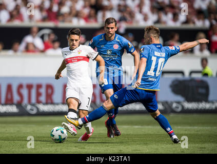 Stuttgart, Deutschland. 26 Aug, 2017. Josip BREKALO l. (S) im Duell gegen Fabian Frei (MZ) und Alexandru MAXIM r. (MZ), Aktion, Zweikampf, Fussball 1. Bundesliga, 2. Spieltag VfB Stuttgart (S) - FSV FSV Mainz 05 (MZ) 1:0, am 26.08.2017 in Stuttgart/Deutschland. | Verwendung weltweit Quelle: dpa/Alamy leben Nachrichten Stockfoto