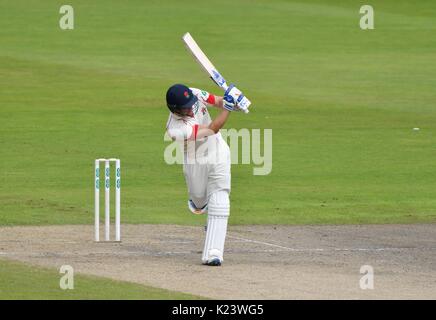 Manchester, Großbritannien. 30 Aug, 2017. Liam Livingstone (Lancashire) Laufwerke und wird von Patel für 224 im Spiel gegen Warwickshire gefangen am Morgen des dritten Tages der County Championship Match im Emirates Old Trafford. Quelle: John Fryer/Alamy leben Nachrichten Stockfoto