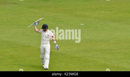 Manchester, Großbritannien. 30 Aug, 2017. Liam Livingstone (Lancashire) erkennt der Gast, nachdem er durch Patel für 224 im Spiel gegen Warwickshire gefangen am Morgen des dritten Tages der County Championship Match im Emirates Old Trafford. Quelle: John Fryer/Alamy leben Nachrichten Stockfoto