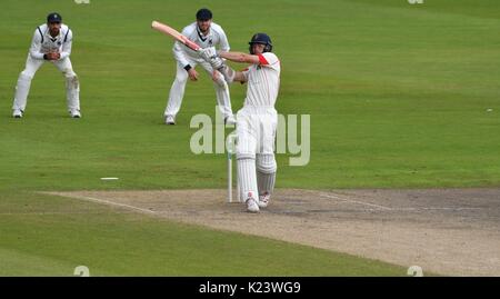 Manchester, Großbritannien. 30 Aug, 2017. Ryan McLaren (Lancashire) zieht und wird von Patel für 21 im Spiel gegen Warwickshire gefangen am Morgen des dritten Tages der County Championship Match im Emirates Old Trafford. Quelle: John Fryer/Alamy leben Nachrichten Stockfoto