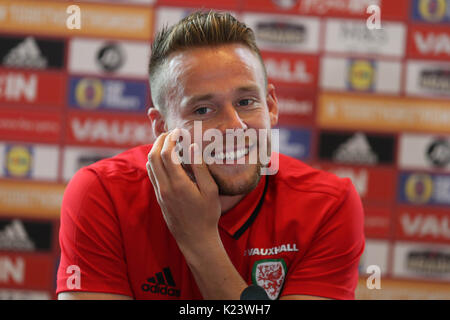 Cardiff, Großbritannien. 30 Aug, 2017. Chris Gunter von Wales spricht mit der Presse während der Wales football player media Session im Vale Resort Hotel in Hensol, in der Nähe von Cardiff, South Wales am Mittwoch, den 30. August 2017. Das Team bereitet sich auf das WM-Qualifikationsspiel in Österreich dieses Wochenende. pic von der Credit: Andrew Obstgarten/Alamy leben Nachrichten Stockfoto