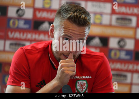 Cardiff, Großbritannien. 30 Aug, 2017. Chris Gunter von Wales spricht mit der Presse während der Wales football player media Session im Vale Resort Hotel in Hensol, in der Nähe von Cardiff, South Wales am Mittwoch, den 30. August 2017. Das Team bereitet sich auf das WM-Qualifikationsspiel in Österreich dieses Wochenende. pic von der Credit: Andrew Obstgarten/Alamy leben Nachrichten Stockfoto