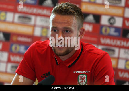 Cardiff, Großbritannien. 30 Aug, 2017. Chris Gunter von Wales spricht mit der Presse während der Wales football player media Session im Vale Resort Hotel in Hensol, in der Nähe von Cardiff, South Wales am Mittwoch, den 30. August 2017. Das Team bereitet sich auf das WM-Qualifikationsspiel in Österreich dieses Wochenende. pic von der Credit: Andrew Obstgarten/Alamy leben Nachrichten Stockfoto