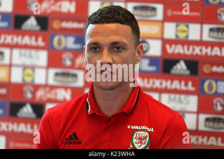 Cardiff, Großbritannien. 30 Aug, 2017. James Chester von Wales spricht mit der Presse während der Wales football player media Session im Vale Resort Hotel in Hensol, in der Nähe von Cardiff, South Wales am Mittwoch, den 30. August 2017. Das Team bereitet sich auf das WM-Qualifikationsspiel in Österreich dieses Wochenende. pic von der Credit: Andrew Obstgarten/Alamy leben Nachrichten Stockfoto