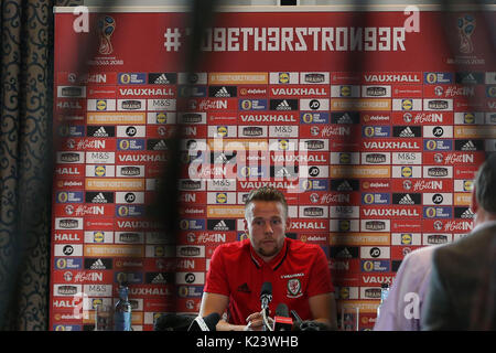 Cardiff, Großbritannien. 30 Aug, 2017. Chris Gunter von Wales spricht mit der Presse während der Wales football player media Session im Vale Resort Hotel in Hensol, in der Nähe von Cardiff, South Wales am Mittwoch, den 30. August 2017. Das Team bereitet sich auf das WM-Qualifikationsspiel in Österreich dieses Wochenende. pic von der Credit: Andrew Obstgarten/Alamy leben Nachrichten Stockfoto