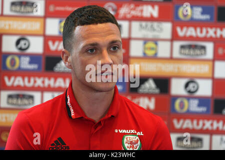 Cardiff, Großbritannien. 30 Aug, 2017. James Chester von Wales spricht mit der Presse während der Wales football player media Session im Vale Resort Hotel in Hensol, in der Nähe von Cardiff, South Wales am Mittwoch, den 30. August 2017. Das Team bereitet sich auf das WM-Qualifikationsspiel in Österreich dieses Wochenende. pic von der Credit: Andrew Obstgarten/Alamy leben Nachrichten Stockfoto