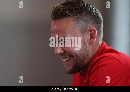 Cardiff, Großbritannien. 30 Aug, 2017. Chris Gunter von Wales spricht mit der Presse während der Wales football player media Session im Vale Resort Hotel in Hensol, in der Nähe von Cardiff, South Wales am Mittwoch, den 30. August 2017. Das Team bereitet sich auf das WM-Qualifikationsspiel in Österreich dieses Wochenende. pic von der Credit: Andrew Obstgarten/Alamy leben Nachrichten Stockfoto