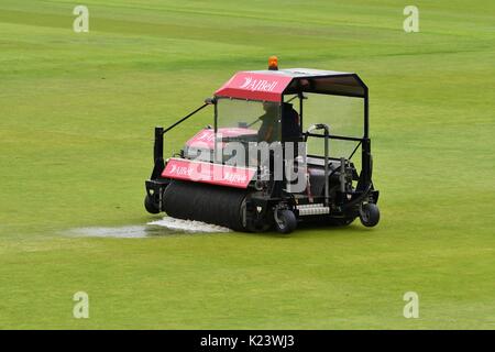 Manchester, Großbritannien. 30 Aug, 2017. Lancashire Bodenpersonal klares Wasser aus dem Boden nach starkem Regen während der Match gegen Warwickshire am dritten Tag der County Championship Match fiel bei Emirates Old Trafford. Quelle: John Fryer/Alamy leben Nachrichten Stockfoto