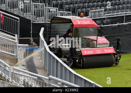 Manchester, Großbritannien. 30 Aug, 2017. Lancashire Bodenpersonal klares Wasser aus dem Boden nach starkem Regen während der Match gegen Warwickshire am dritten Tag der County Championship Match fiel bei Emirates Old Trafford. Quelle: John Fryer/Alamy leben Nachrichten Stockfoto