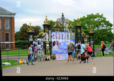London, Großbritannien. 29 Aug, 2017. Tribute vor dem 20. Jahrestag der Unfalltod von Prinzessin Diana im Kensington Palace, 29. August 2017 Credit: Fabrizio Carta/Alamy leben Nachrichten Stockfoto