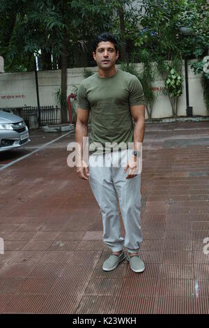 Mumbai, Indien. 30 Aug, 2017. Bollywood Schauspieler Farhan Aktar kam für Datensätze Neha Dhupia ist in einem Studio in Khar, Mumbai, Indien Am 30. August 2017 Chat anzeigen. Credit: prodip Guha/Alamy leben Nachrichten Stockfoto