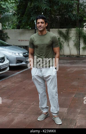 Mumbai, Indien. 30 Aug, 2017. Bollywood Schauspieler Farhan Aktar kam für Datensätze Neha Dhupia ist in einem Studio in Khar, Mumbai, Indien Am 30. August 2017 Chat anzeigen. Credit: prodip Guha/Alamy leben Nachrichten Stockfoto