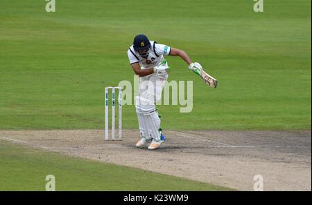 Manchester, Großbritannien. 30 Aug, 2017. Andrew Umeed ist in die Brust schlug der Ball während seiner Innings von 19, als Warwickshire versuchen zu zählen über 300 ihre Übereinstimmung in der County Championship im Emirates Old Trafford zu gewinnen. Quelle: John Fryer/Alamy leben Nachrichten Stockfoto