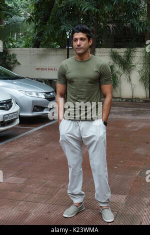 Mumbai, Indien. 30 Aug, 2017. Bollywood Schauspieler Farhan Aktar kam für Datensätze Neha Dhupia ist in einem Studio in Khar, Mumbai, Indien Am 30. August 2017 Chat anzeigen. Credit: prodip Guha/Alamy leben Nachrichten Stockfoto