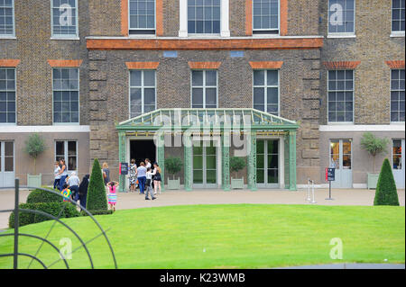 London, Großbritannien. 29 Aug, 2017. Tribute vor dem 20. Jahrestag der Unfalltod von Prinzessin Diana im Kensington Palace, 29. August 2017 Credit: Fabrizio Carta/Alamy leben Nachrichten Stockfoto