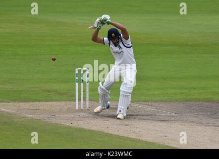 Manchester, Großbritannien. 30 Aug, 2017. Andrew Umeed Schultern die Fledermaus während seiner Innings von 19, als Warwickshire versuchen zu zählen über 300 ihre Übereinstimmung in der County Championship im Emirates Old Trafford zu gewinnen. Quelle: John Fryer/Alamy leben Nachrichten Stockfoto