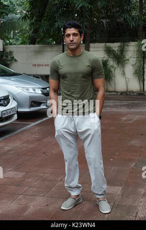 Mumbai, Indien. 30 Aug, 2017. Bollywood Schauspieler Farhan Aktar kam für Datensätze Neha Dhupia ist in einem Studio in Khar, Mumbai, Indien Am 30. August 2017 Chat anzeigen. Credit: prodip Guha/Alamy leben Nachrichten Stockfoto
