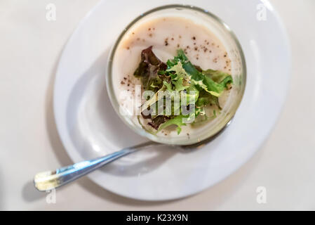 Tofu Trüffel Salat mit grünem Salat Stockfoto