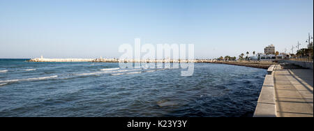 Eine Ansicht, die zu Larnaca Embankment und MacKenzie Marina im Hintergrund, Zypern Stockfoto