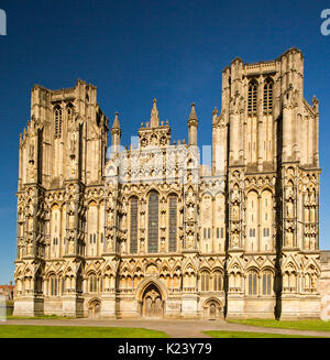 West die Vorderseite des Wells Cathedral, ein beeindruckendes Gebäude aus dem 12. Jahrhundert unter blauem Himmel in Somerset, England Stockfoto