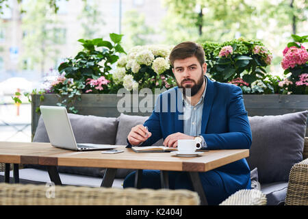 Portrait von ernsthaften Geschäftsmann arbeiten im Cafe Stockfoto