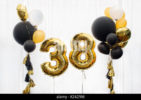 Dekoration für 38 Jahre Geburtstag, Jahrestag auf weißem Hintergrund Stockfoto