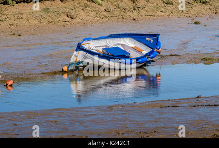 Boote Strände auf morston Creek, morston Quay, North Norfolk, Großbritannien Stockfoto