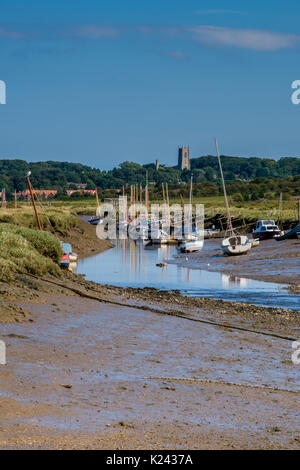 Boote Strände auf morston Creek, morston Quay, North Norfolk, Großbritannien Stockfoto