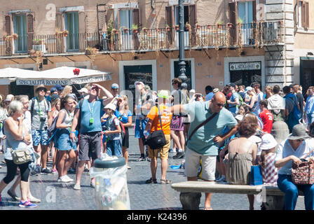 Eine Entlüftung: Besucher genießen Sie die Atmosphäre auf der Piazza Navona, Rom - Italien Stockfoto