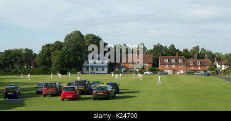 Inter Village Cricket-Spiel im Spiel auf dem Dorfgrün in Benenden in Kent an einem schönen Sommer-Nachmittag Stockfoto