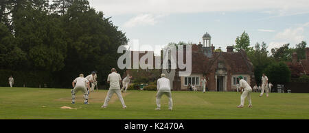 Village Cricket im Spiel auf dem Dorfgrün in Benenden in Kent Stockfoto