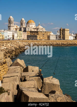 CADIZ, SPANIEN - 13. MÄRZ 2016: Blick auf die Kathedrale entlang der Küste von Campo del Sur Stockfoto