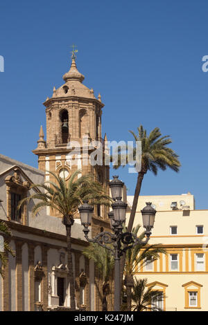 CEDIZ, SPANIEN - 13. MÄRZ 2016: Außenansicht der Santiago-Apostel-Kirche (Iglesia Santiago Apostol) auf dem Domplatz Stockfoto