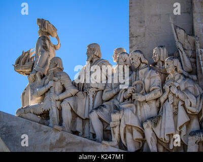 LISSABON, PORTUGAL - 06. MÄRZ 2015: Detail der Statuen auf dem Monument für die Entdeckungen in Belem Stockfoto