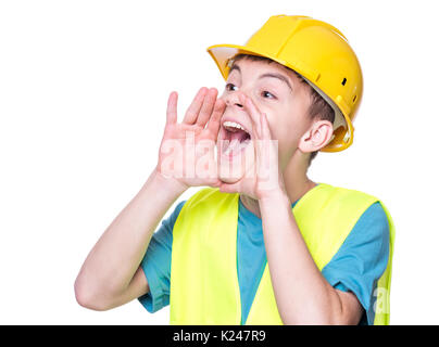 Emotionale Portrait von Stattlichen kaukasischen jugendlich Junge tragen Safety Jacket und gelben Schutzhelm. Glückliches Kind schreien und weg schauen, isoliert auf weißem Stockfoto