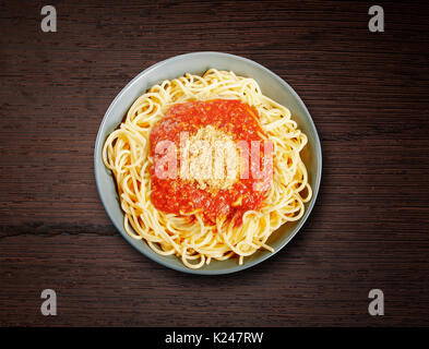 Teller Spaghetti Bolognese auf Holz- Textur Stockfoto